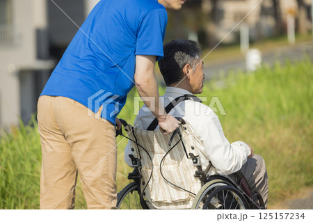 車椅子に乗るシニア男性 車椅子に乗るシニア男性 125157234
