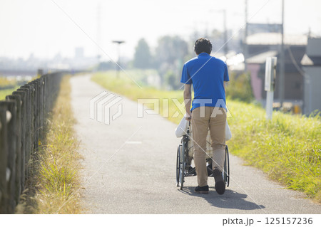 車椅子に乗るシニア男性　　 125157236