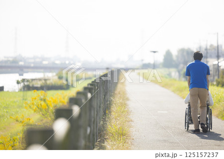 車椅子に乗るシニア男性 車椅子に乗るシニア男性 125157237