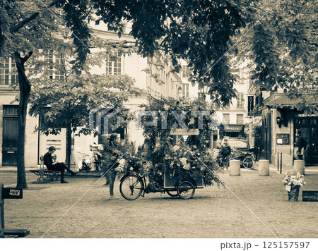 パリの街角　休日のサント・カトリーヌ広場　セピア 125157597