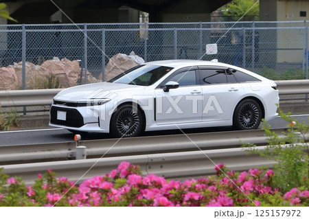 白いセダン　イメージ 125157972