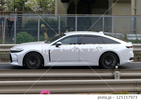 白いセダン　イメージ 125157973