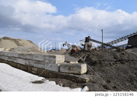 砕石工場 建設資材の生産現場 砕石工場 建設資材の生産現場 125158146