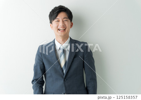 スーツ姿の男性のポートレート スーツ姿の男性のポートレート 125158357
