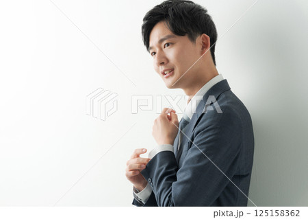 スーツ姿の男性のポートレート スーツ姿の男性のポートレート 125158362