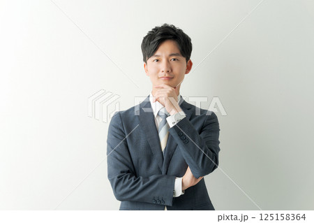 スーツ姿の男性のポートレート 125158364