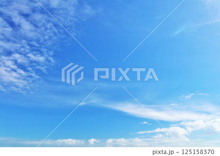 秋の青空と雲 秋の青空と雲 125158370