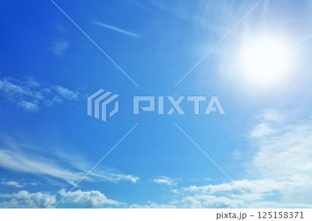 秋の青空と雲　そして太陽 125158371