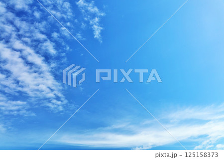 秋の青空と雲 125158373