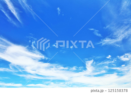 秋の青空と雲 125158378