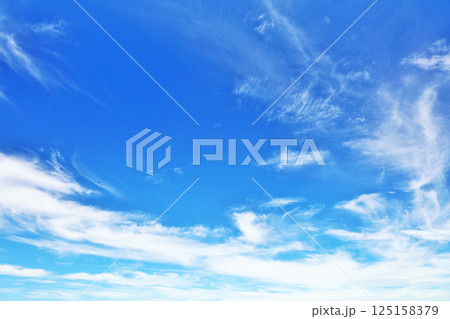 秋の青空と雲 125158379