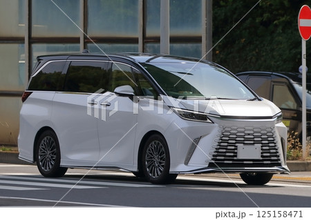 白い高級ミニバン　イメージ 125158471