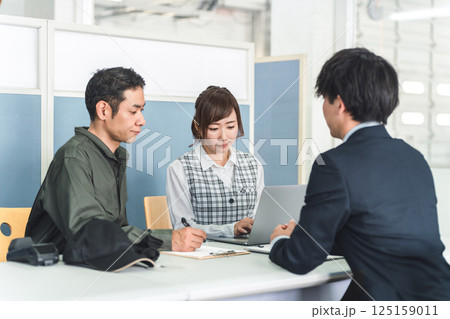 会議,打ち合わせ,ミーティングをする男女のビジネスマン 125159011