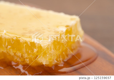 はちみつたっぷりの巣蜜（コムハニー）のクローズアップ 125159037