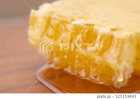 はちみつたっぷりの巣蜜（コムハニー）のクローズアップ 125159041