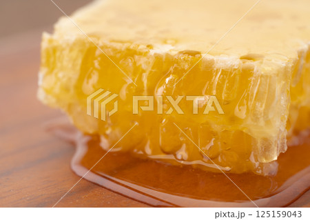 はちみつたっぷりの巣蜜（コムハニー）のクローズアップ 125159043