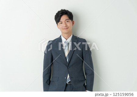 スーツ姿の男性のポートレート スーツ姿の男性のポートレート 125159056