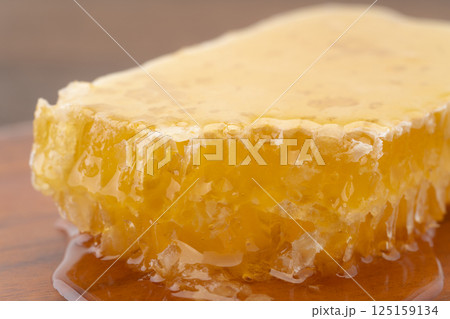 はちみつたっぷりの巣蜜(コムハニー)のクローズアップ はちみつたっぷりの巣蜜(コムハニー)のクローズアップ 125159134