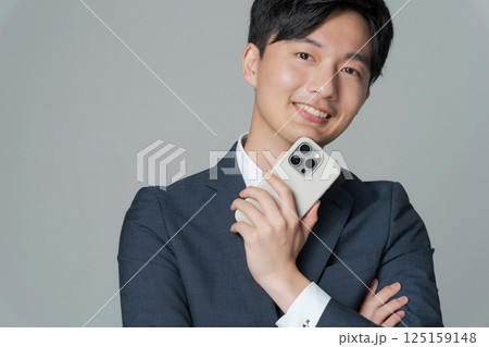 スマホを持つスーツ姿の男性のポートレート 125159148