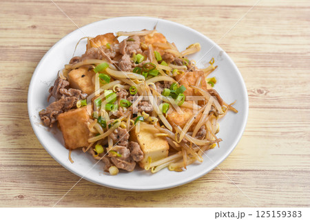 厚揚げと豚肉とモヤシのオイスターソース炒め 厚揚げと豚肉とモヤシのオイスターソース炒め 125159383