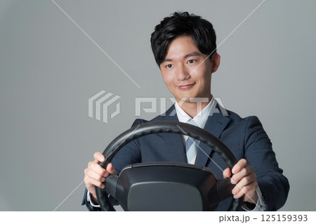 ハンドルを握るサラリーマン ハンドルを握るサラリーマン 125159393