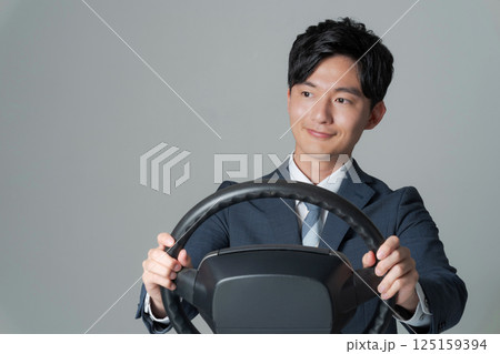 ハンドルを握るサラリーマン 125159394