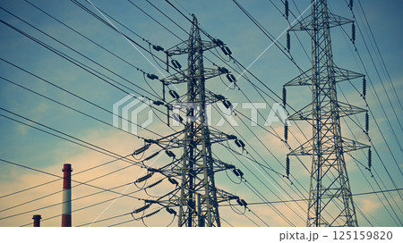 夕焼け空と高圧線 125159820
