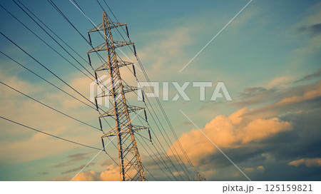 夕焼け空と高圧線 125159821