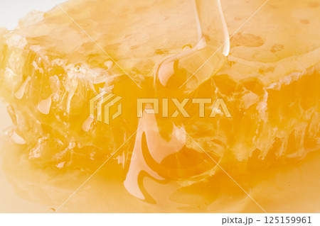 はちみつたっぷりの巣蜜(コムハニー)のクローズアップ はちみつたっぷりの巣蜜(コムハニー)のクローズアップ 125159961