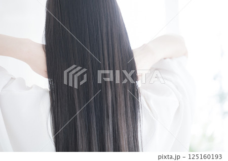 艶のあるロングヘアの黒髪の女性の後ろ姿 125160193