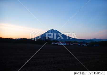 朝焼けの羊蹄山 125160520