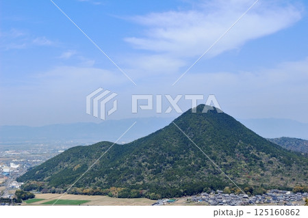 菩提寺山から見る晴れた日の三上山 125160862