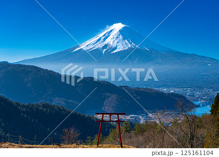 御坂峠から望む、冠雪した、降雪している、新雪、雄大な冠雪の紅山 御坂峠から望む、冠雪した、降雪している、新雪、雄大な冠雪の紅山 125161104