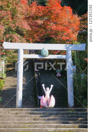 桃太郎神社　鳥居と桃太郎の像 125161192