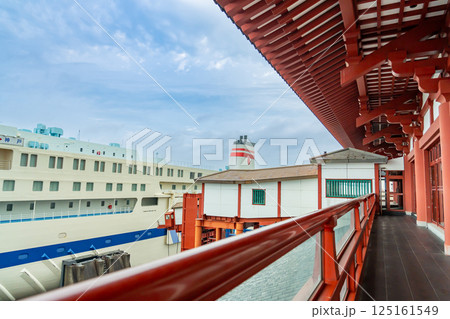 福岡県北九州市門司区にある奈良時代の平城京の大極殿を模した造りの阪九フェリーの神戸行き乗り場 125161549