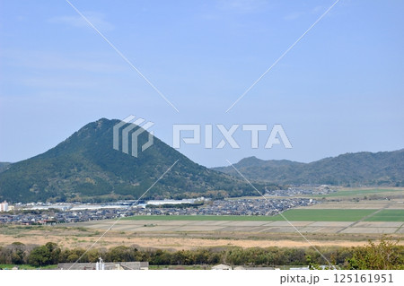 日向山から見た三上山と山裾の風景 125161951