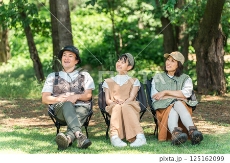 公園・キャンプ場でチェアリングする親子・ファミリー 125162099