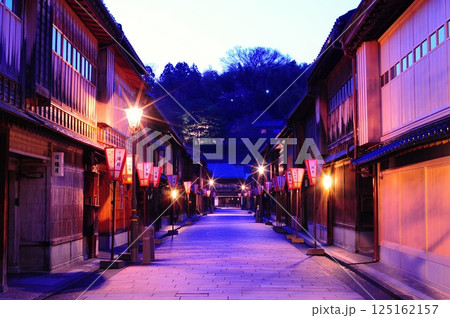 早朝のひがし茶屋街 125162157