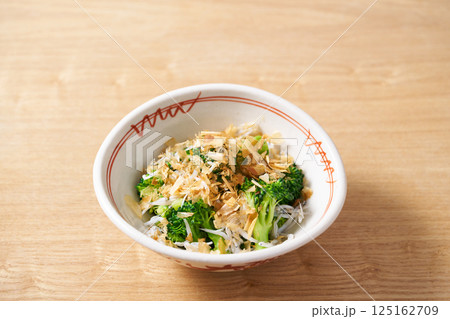 ブロッコリーのしらすおかか和え ブロッコリーのしらすおかか和え 125162709