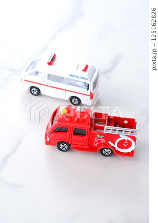 出動する消防車(ポンプ車)と救急車(PA連携) 出動する消防車(ポンプ車)と救急車(PA連携) 125162826