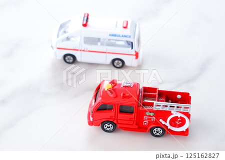 出動する消防車(ポンプ車)と救急車(PA連携) 出動する消防車(ポンプ車)と救急車(PA連携) 125162827
