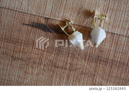 小学生の子供が手作りしたレジンのイヤリング 125162843