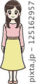 立っている女性（全身） 125162957