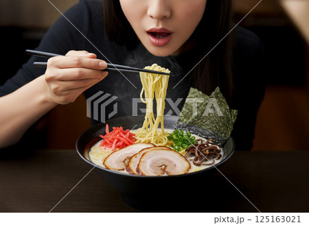 博多ラーメンを食べる 125163021
