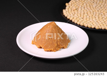 皿に盛った味噌と大豆 125163243