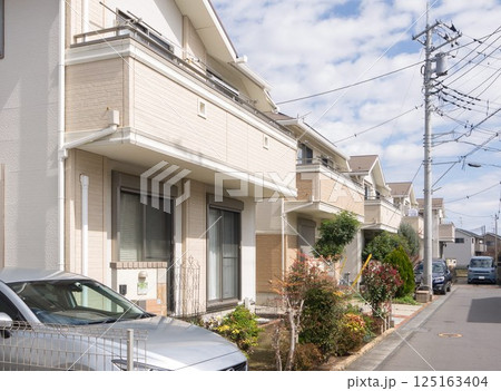 隣り合う新築一戸建て住宅 隣り合う新築一戸建て住宅 125163404