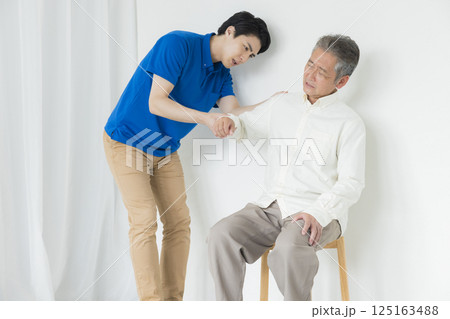 椅子に座るシニア男性　 125163488
