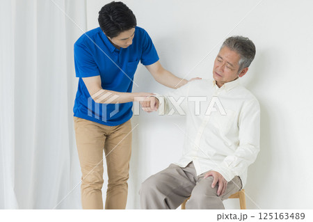 椅子に座るシニア男性　 125163489