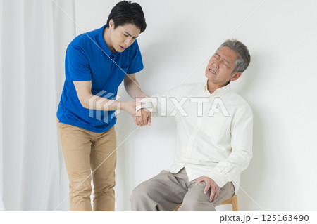 椅子に座るシニア男性　 125163490