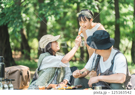 公園・キャンプ場でデイキャンプ・キャンプ・バーベキューを楽しむ仲良しのファミリー 公園・キャンプ場でデイキャンプ・キャンプ・バーベキューを楽しむ仲良しのファミリー 125163542